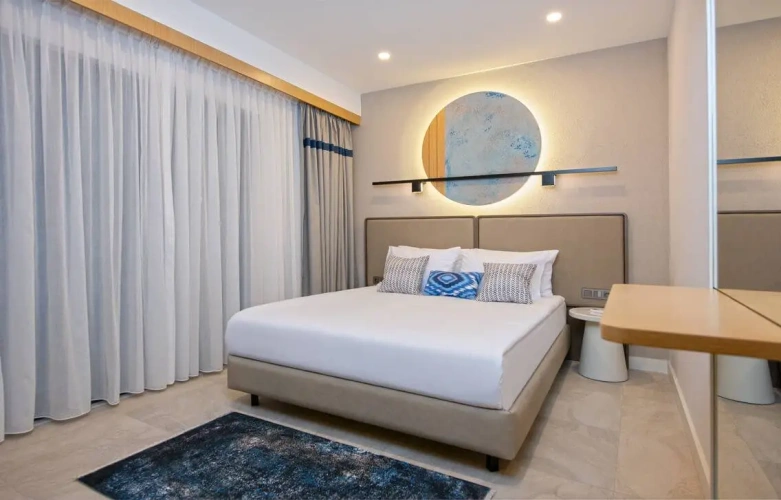 Suite with pool view