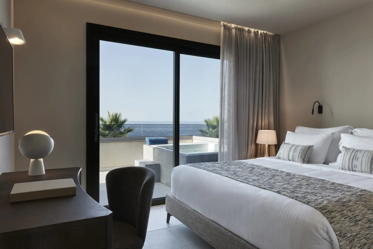 Executive Outdoor Jacuzzi Double Suite seafront