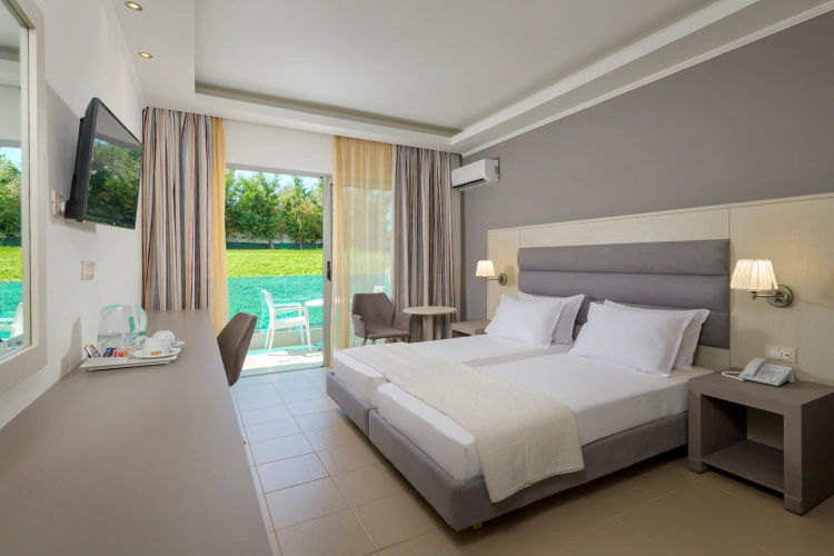 Standard Twin room with garden view