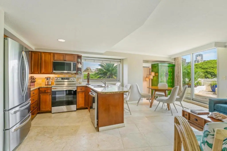 Luana Waikiki Hotel & Suites photo 12