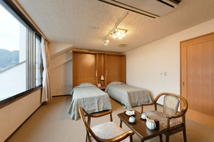 Western Twin room with lake view