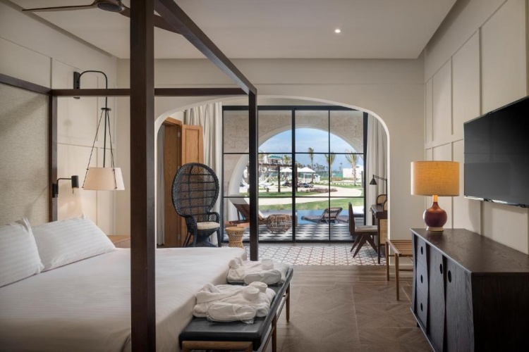 Swim Up Privilege Double Master Suite