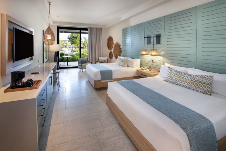 Resort Twin Junior Suite with pool view