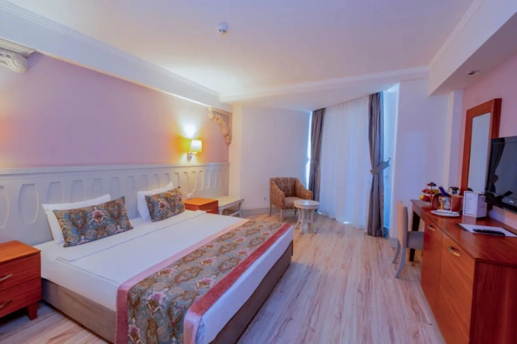 Standard Triple room with pool view
