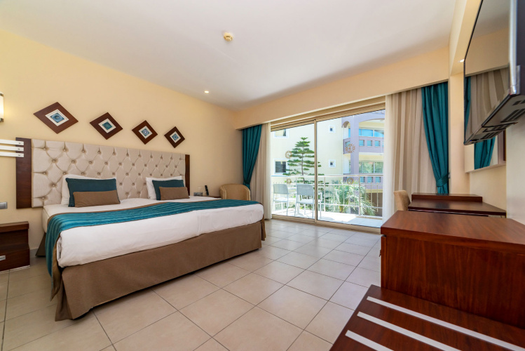 2 Rooms Family Suite with balcony