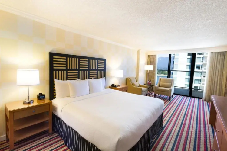 Pinnacle Hotel Harbourfront