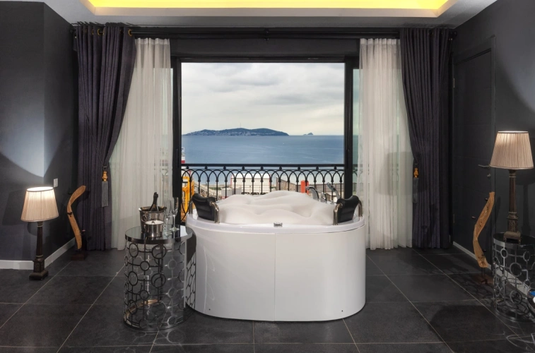 With Hot Tub Double Suite with sea view