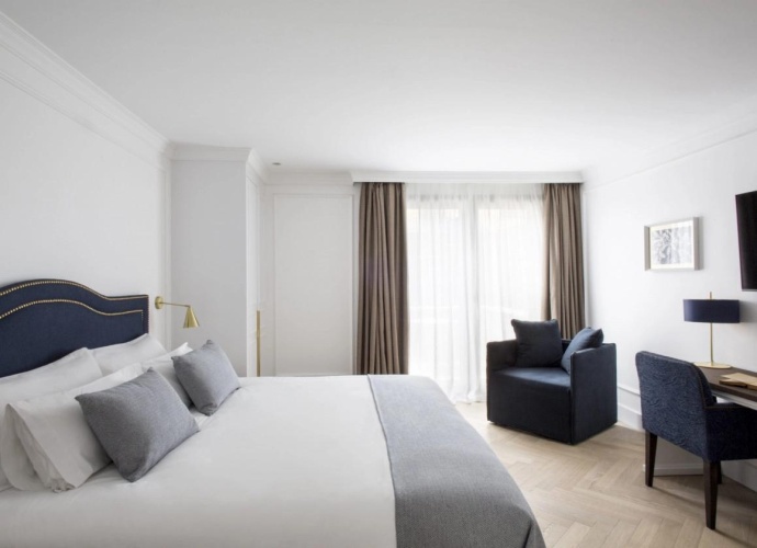 MidMost with Terrace Double Suite