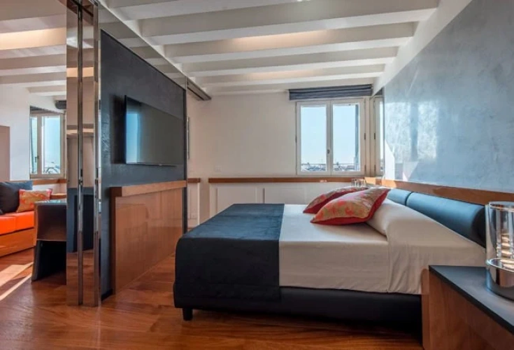 Deluxe Studio Apartment with a view of the Rialto Bridge and Grand Canal