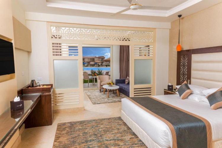 Double Junior Suite with pool view