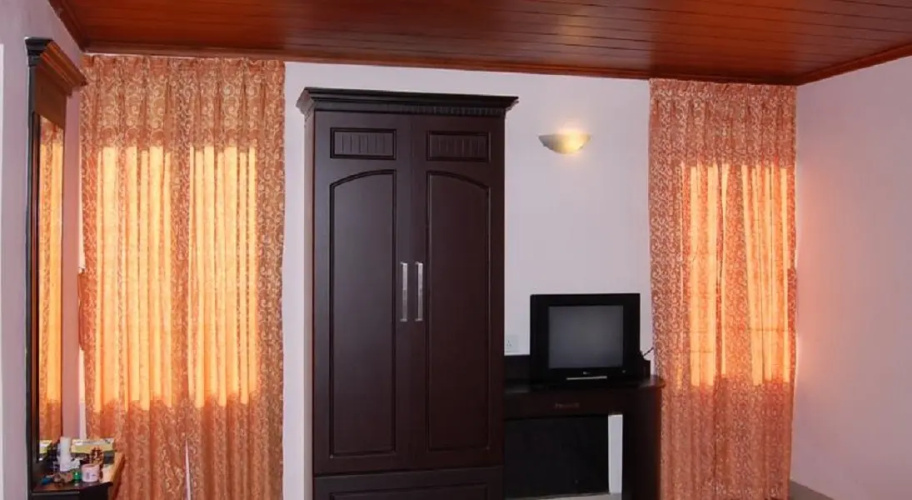 OYO 2817 Hotel Emerald Inn