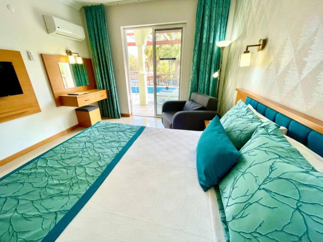 Swim-Up Twin room