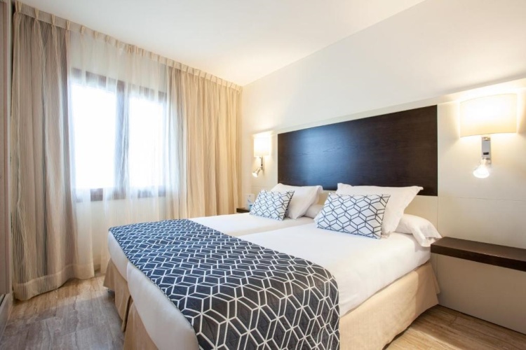 1 Bedroom Flat with partial sea view