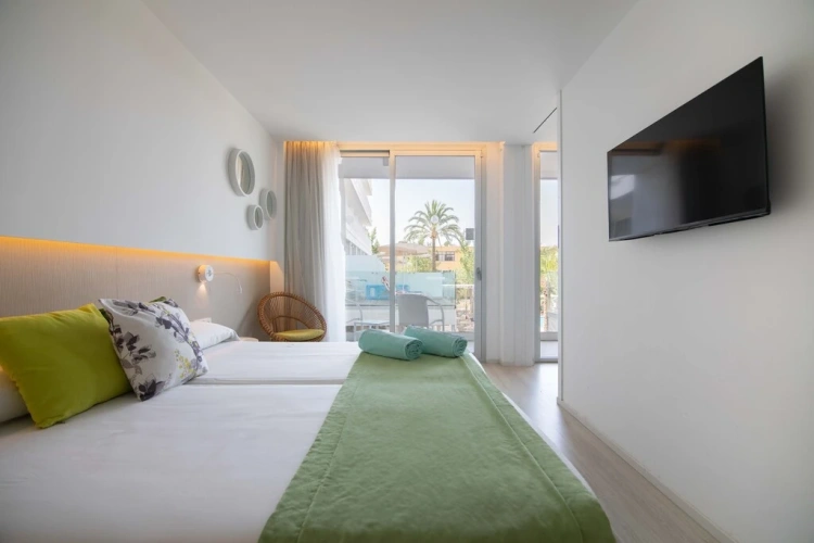 Suite with balcony and with pool view