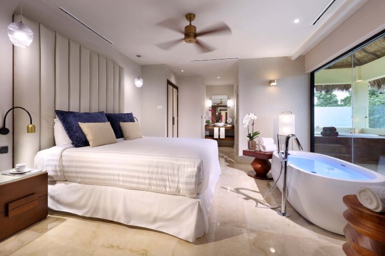 Ambassador Double Suite with panoramic ocean view