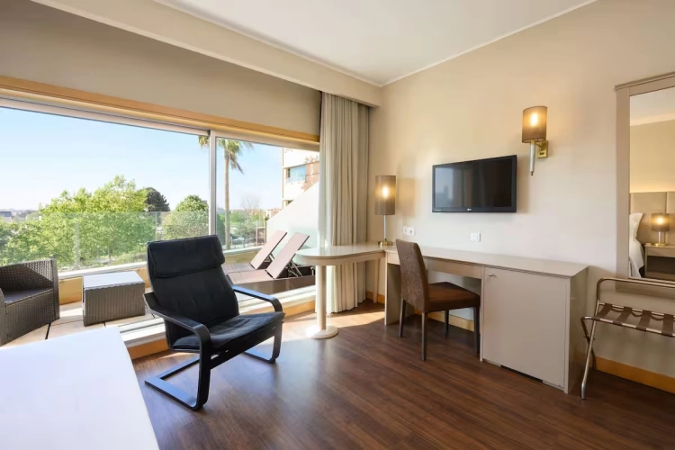 Deluxe Twin room with pool view