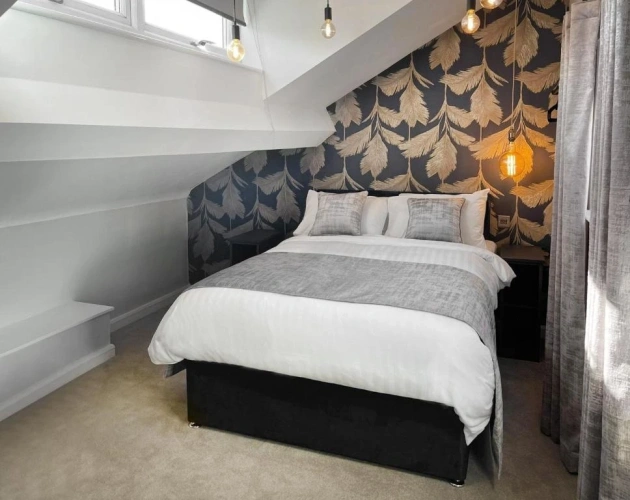 6 Bedrooms House