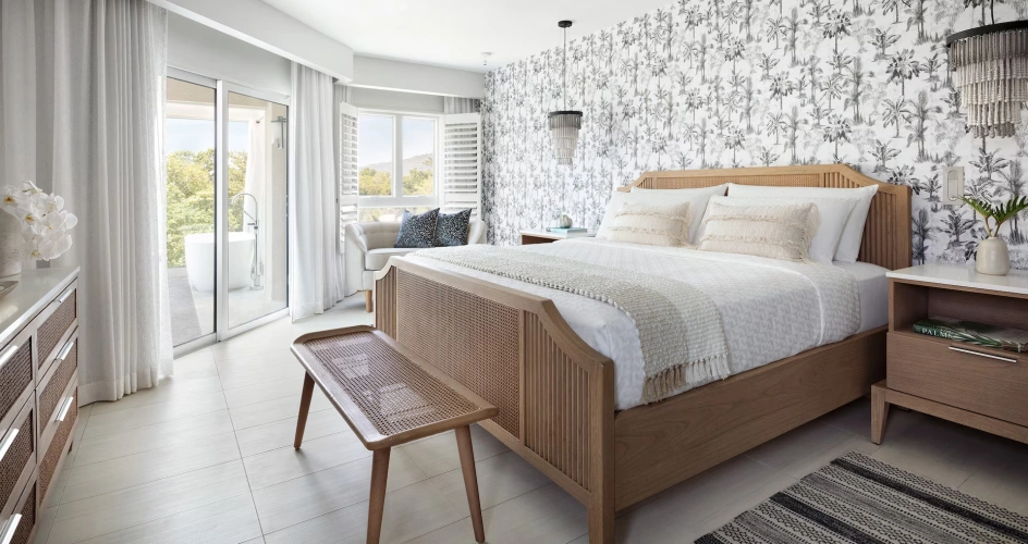 Longbeach Double Club Level Suite with balcony Tranquility Soaking Tub and beachfront