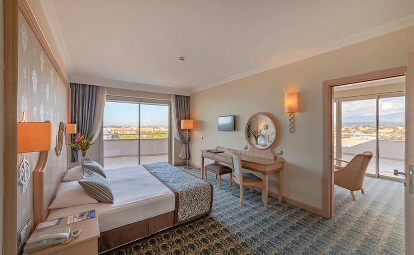Corner Jacuzzi Double Suite with land view