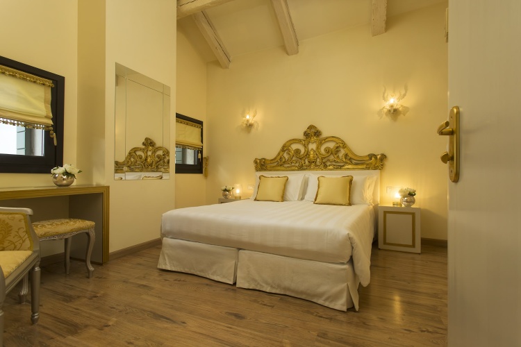Gold Superior Double room with view