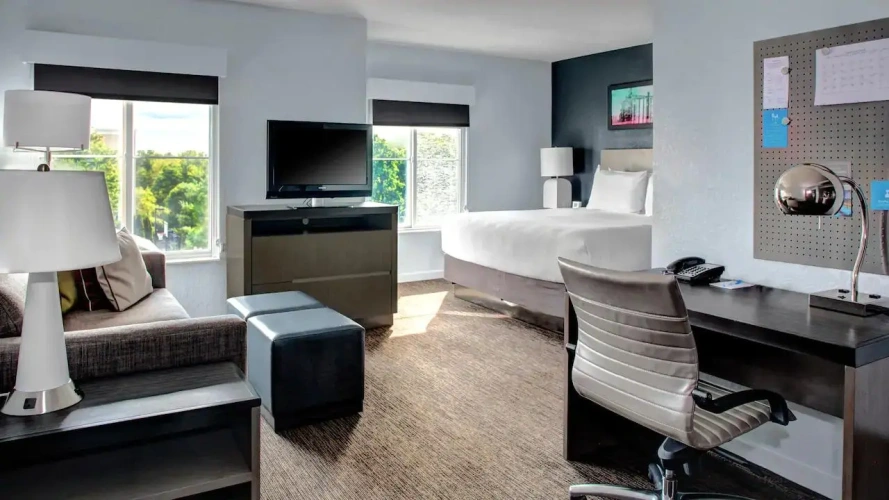 1 Bedroom Conference Double Suite