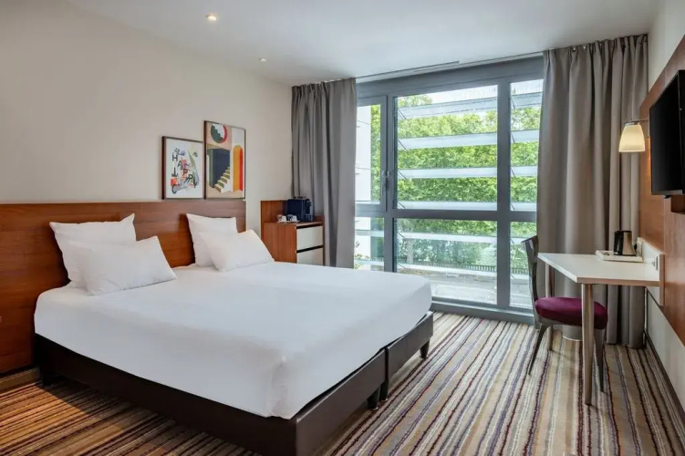Spark by Hilton Lyon Ouest Hotel