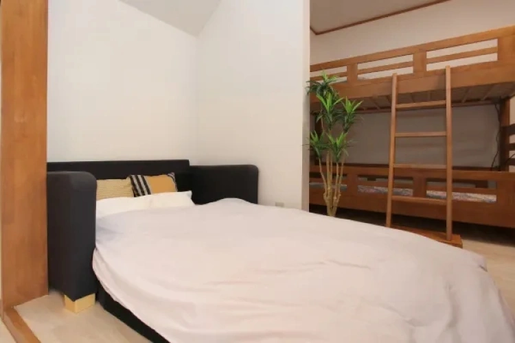 Sextuple Family room