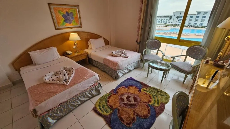 Standard Twin room with pool view