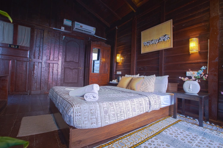 Double Wooden Cabin with balcony and with sea view
