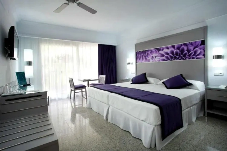 Double room with balcony and with partial sea view
