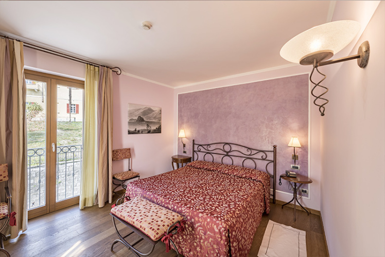 Corner Double room with street view