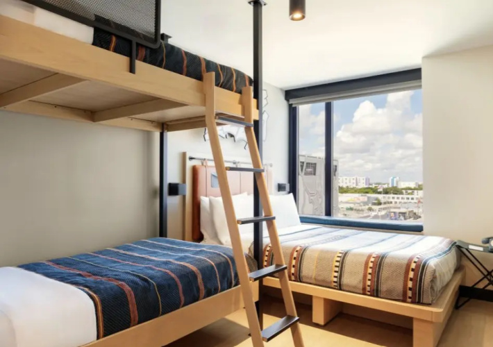 1 Set of Bunk Beds 1 Queen Bed Quadruple room