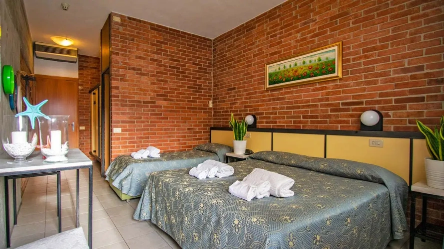 Standard Triple room