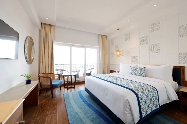 Executive Club Double room with balcony and seafront