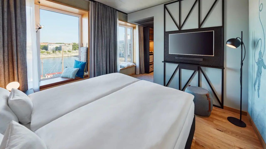 High Floor Double room with harbour view