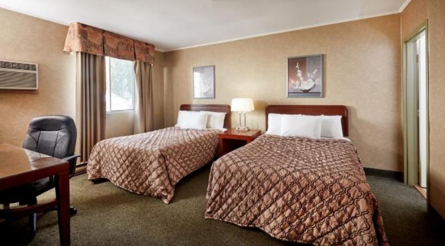 Falls Inn Courtyard Motel Style Quadruple room