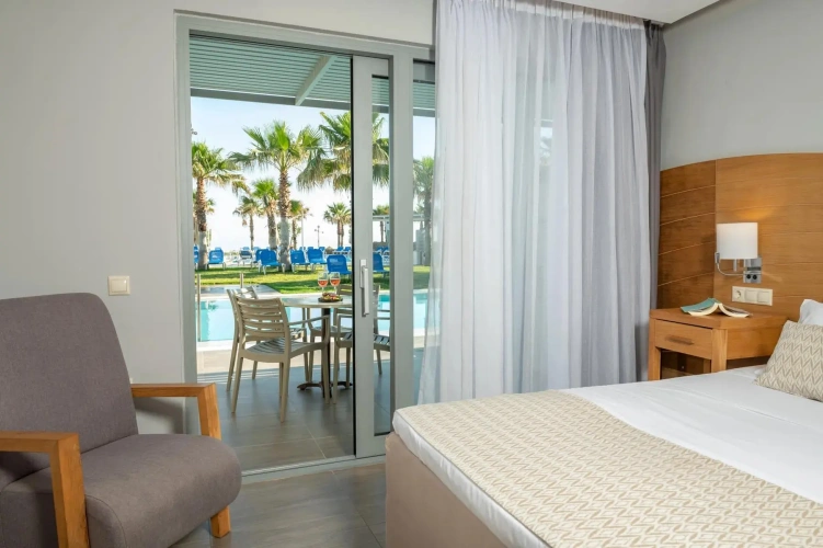 Sharing Pool Suite Sea View