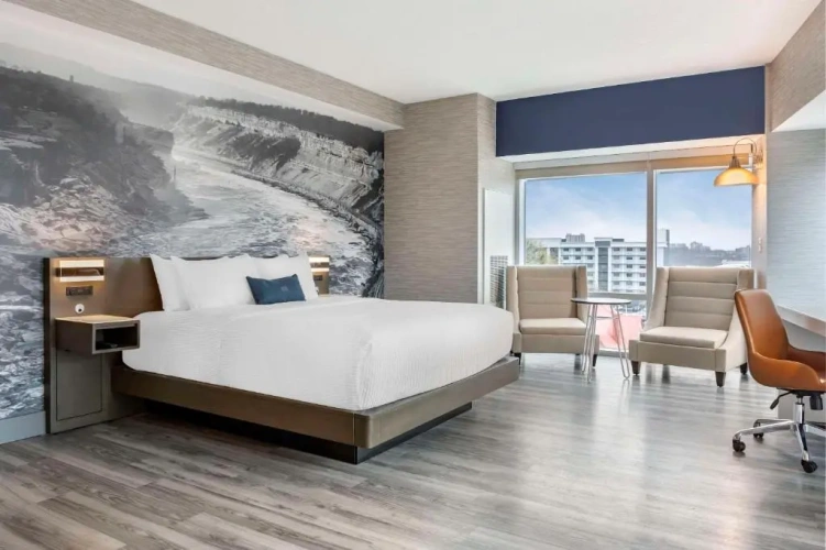 Corner Double Suite with city view