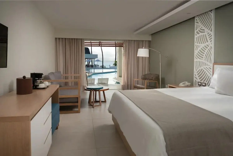 Swim Up Double Select Junior Suite