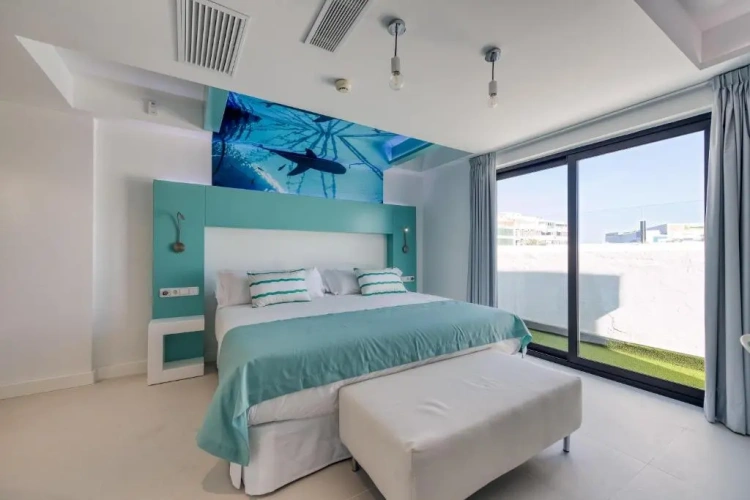 Deluxe Emblem Double Suite