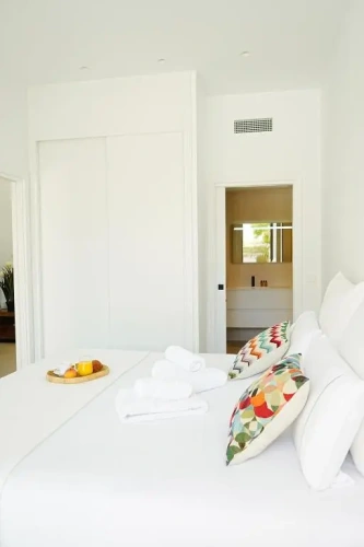 2 Bedrooms Basement room with garden view