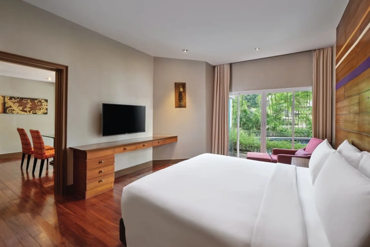 2 Bedrooms Island Pool Access Suite