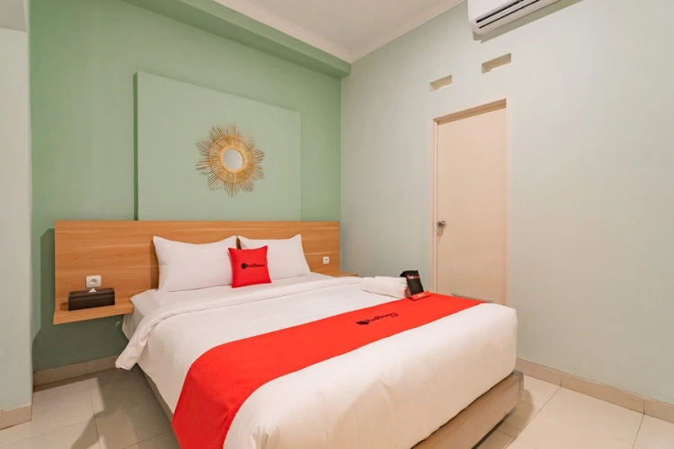 RedDoorz Deluxe Double room