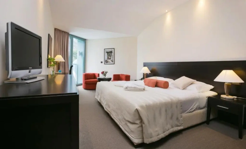 Suite with balcony and with side sea view