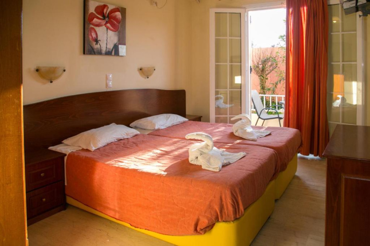 Kouros Apartments & Studios