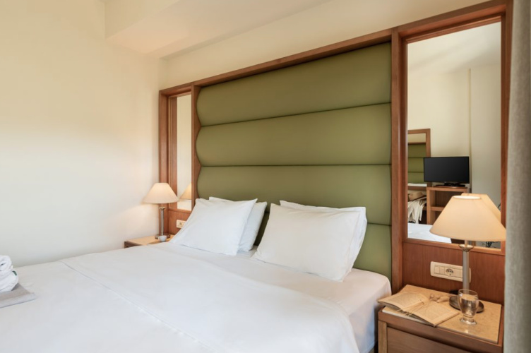 Double Suite with inland view