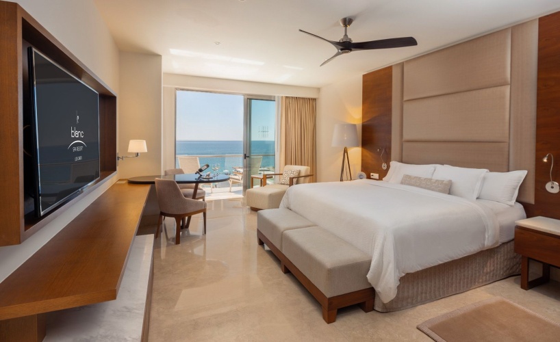 Honeymoon Double Royale Suite with ocean view