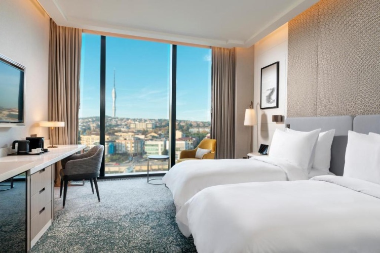 Premier Club Twin room with city view