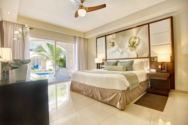 2 Bedrooms Presidential Jacuzzi Diamond Club Swim Out Luxury Suite