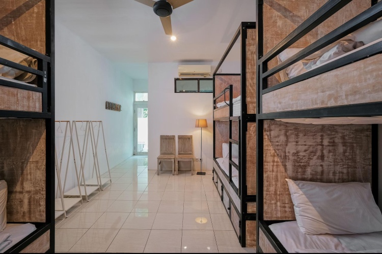 Sextuple room with garden view